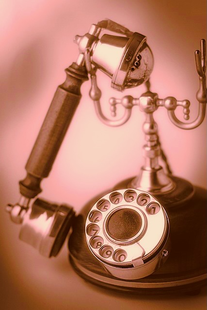 An antique phone

Image modified version of that by Christine Sponchia from Pixabay